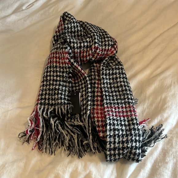 Steve Madden Plaid black, white, red wool scarf NWT - Picture 5 of 8
